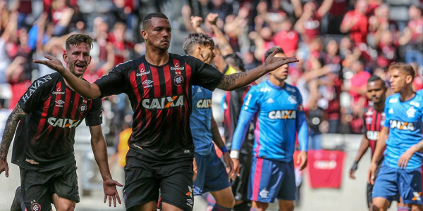 Z\u00e9 Ivaldo comemora o terceiro gol do Atl\u00e9tico
