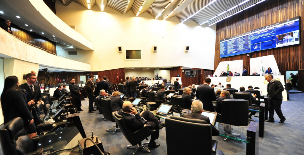 "Plen\u00e1rio da Assembleia: at\u00e9 a elei\u00e7\u00e3o, sess\u00f5es de vota\u00e7\u00e3o s\u00f3 \u00e0s segundas e ter\u00e7as-feiras. "
