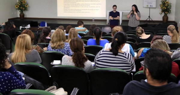 Professores da rede municipal s\u00e3o capacitados para atender alunos estrangeiros
