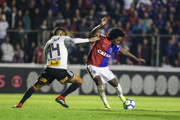 "Biteco tenta jogada contra o S\u00e3o Paulo: jogador saiu lesionado no primeiro tempo"
