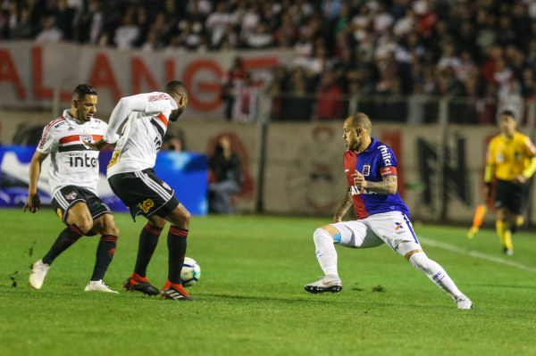 Silvinho tenta passar por jogadores do S\u00e3o Paulo