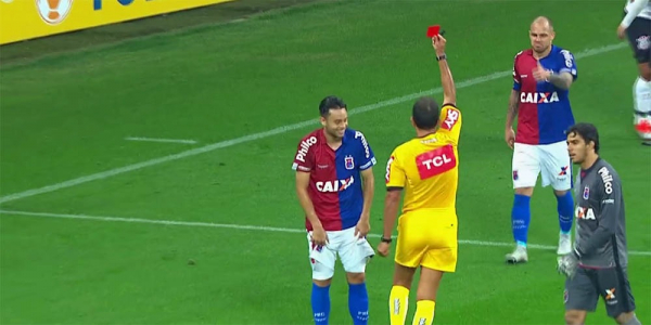"Leandro Vilela leva cart\u00e3o vermelho: mau momento do Paran\u00e1"