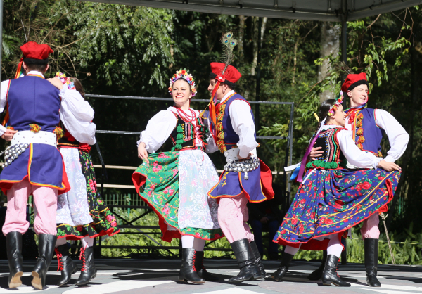 Festa polonesa no Bosque do Papa atraiu centenas de visitantes
