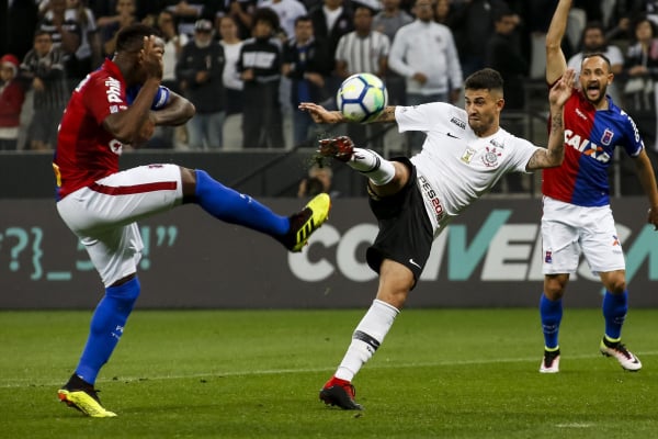 Cleber Reis tenta travar chute a gol do Corinthians