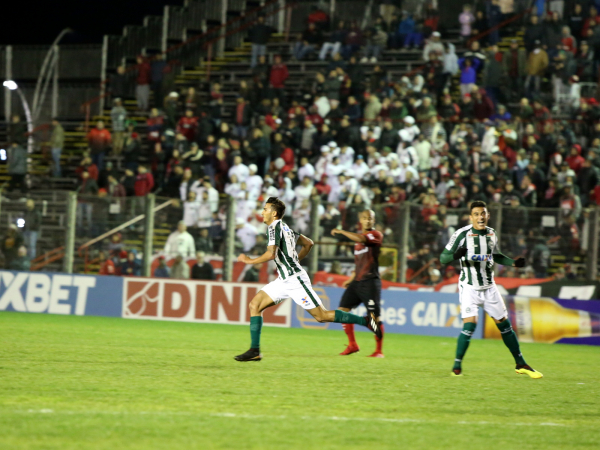 Guilherme Parede comemora gol sobre o Brasil, em Pelotas