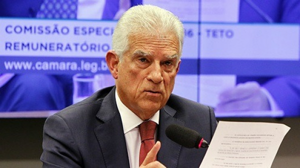 "Rubens Bueno (PPS): \u201cCheira muito mal um presidente investigado por corrup\u00e7\u00e3o negociar com integrantes da mais alta Corte do pa\u00eds a viabiliza\u00e7\u00e3o de um aumento salarial que eles mesmo se concederam\""