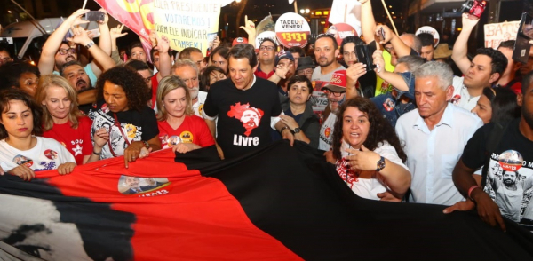 "Haddad, em caminhada no Centro de Curitiba, hoje:\" A defesa do Lula \u00e9 mais importante do que qualquer estrat\u00e9gia eleitoral\""