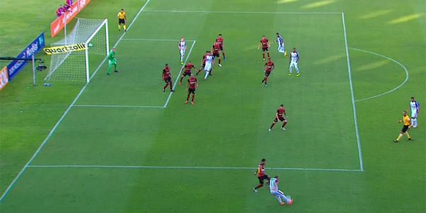 "Silvinho cruza para Grampola, em condi\u00e7\u00e3o legal: lance, que terminou em gol, foi anulado"