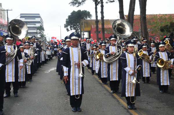 "Desfile na Avenida Winston Churchill: milhares de pessoas participaram"
