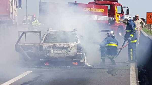 Carro pegou fogo em um acidente no Contorno Sul de Curitiba, na sexta-feira