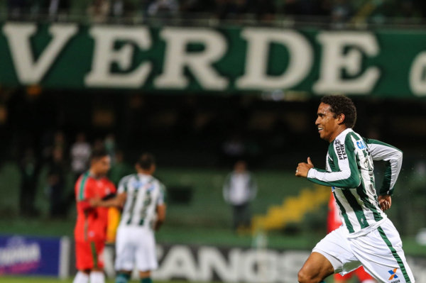 Rafael Lima corre para comemora o primeiro gol do Coritiba na partida
