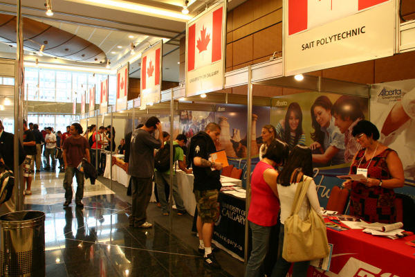 "Sal\u00e3o do Estudante j\u00e1 \u00e9 tradi\u00e7\u00e3o em Curitiba: interesse pelo interc\u00e2mbio"