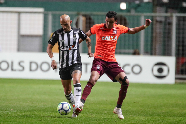F\u00e1bio Santos e Pablo disputam lance