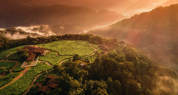 Vista a\u00e9rea do hotel One&Only Nyungwe House na paisagem montanhosa do sudoeste de Ruanda