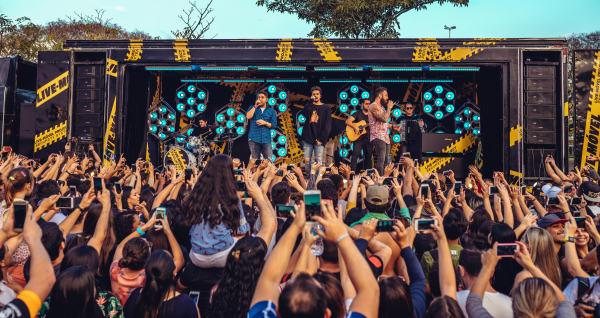 "Luan Santana em \u2018Live Movel\u2019: show itinerante onde ele aparece de surpresa"