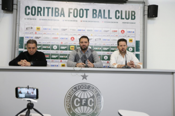 Paulo Pelaipe (diretor de futebol), Samir Namur (presidente) e Argel Fucks (t\u00e9cnico)