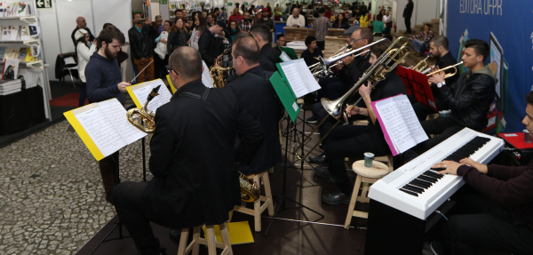 Show na Pra\u00e7a Santos Andrade no come\u00e7o da noite de segunda-feira