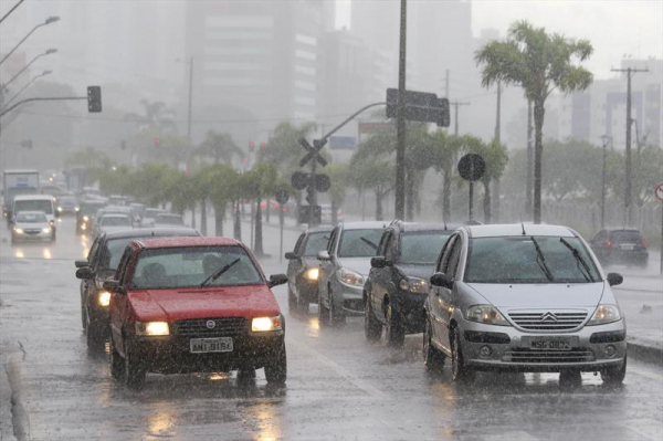 Capital teve dia com chuva fraca
