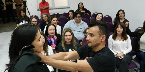 Visita da Lutadora de MMA Erica Paes, na Casa da Mulher Brasileira. Na imagem, a lutadora Erica demostra defesa pessoal contra poss\u00edvel agressor