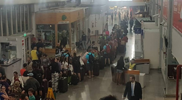 Filas dentro do aeroporto