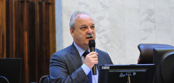 "Bovo: segundo secret\u00e1rio da Fazenda, percentual de gastos com pessoal est\u00e1 acima do limite de alerta da LRF, que \u00e9 de 44,10%, e se aproxima do limite prudencial, de 46,55%."