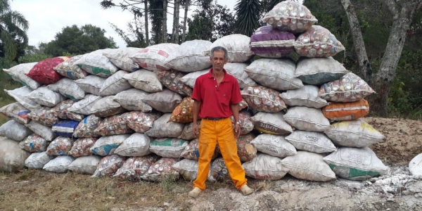 "Ariel e o montante de latinhas recolhidas numa das etapas do seu projeto: dedica\u00e7\u00e3o de segunda a segunda para realizar sonho da fam\u00edlia "
