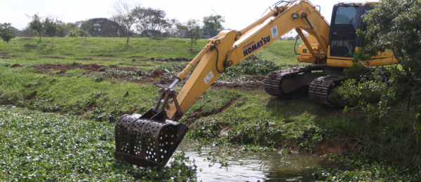 M\u00e1quina realiza a limpeza de rios