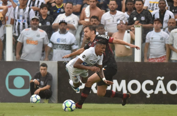 Lance do primeiro tempo de Atl\u00e9tico e Santos