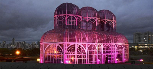 Monumentos ficam iluminados de rosa neste m\u00eas, como o Jardim Bot\u00e2nico