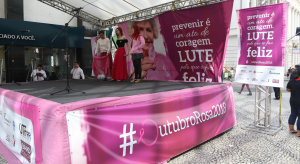 Mulheres receberam mimos em a\u00e7\u00e3o no Hospital Erasto Gaertner