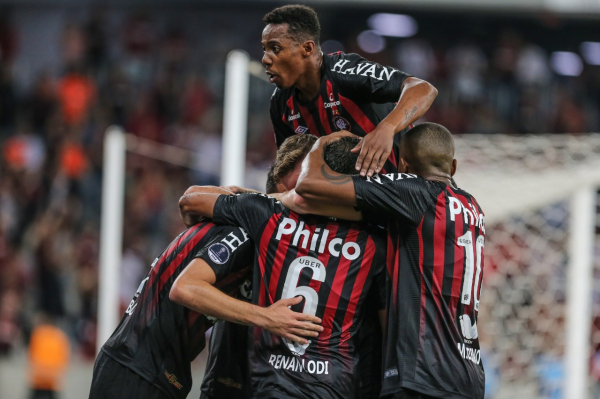 Jogadores do Atl\u00e9tico comemoram gol sobre o Caracas