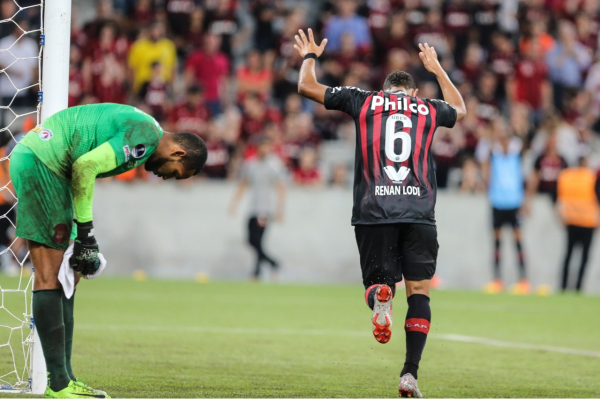 Renan Lodi comemora gol sobre o Caracas