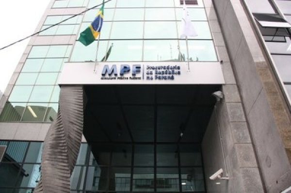Fachada da sede do MPF antes da a\u00e7\u00e3o de v\u00e2ndalos, que quebraram os vidros da institui\u00e7\u00e3o