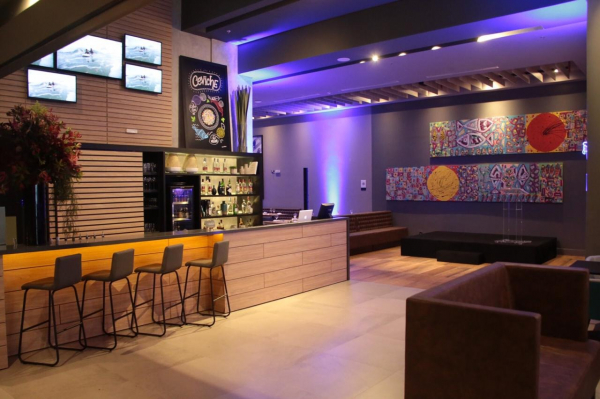 O hotel possui um restaurante peruano \u2013 Ceviche \u2013 aberto ao p\u00fablico 24 horas por dia