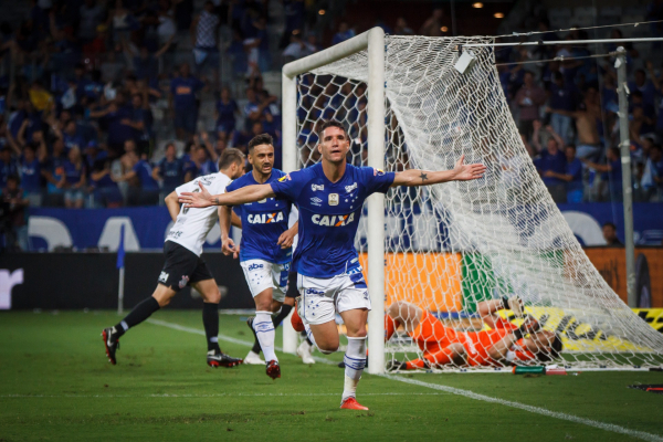 Thiago Neves comemora o gol do Cruzeiro