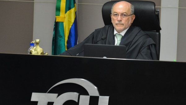 "Cedraz: den\u00fancia se estende ao filho do ministro e mais outras duas pessoas","0:"