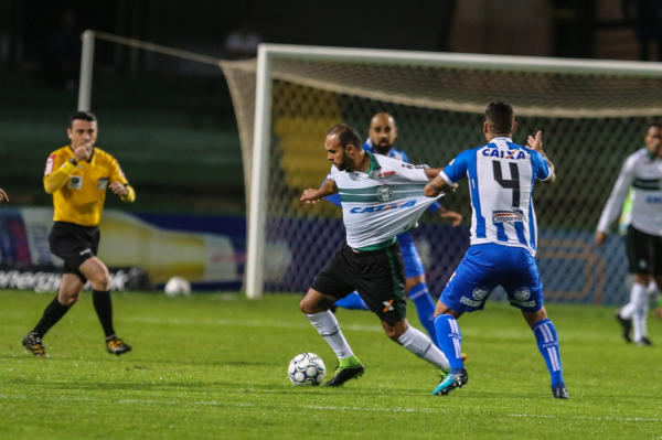 Alecsandro tenta fugir da falta de jogador do CSA