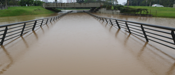 Parque Barigui amanheceu alagado por causa da chuva da madrugada
