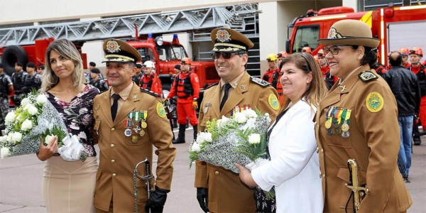 "O coronel Edmilson Barros (\u00e0 esquerda) \u00e9 o novo comandante: na corpora\u00e7\u00e3o desde 1986"