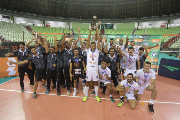 Jogadores do Caramuru celebram o t\u00edtulo