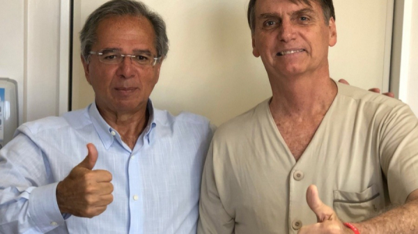 "\"Dupla din\u00e2mica\": Paulo Guedes ao lado de Jair Bolsonaro, em imagem feita quando o presidente eleito ainda se recuperava da facada que levou em Juiz de Fora (MG)"