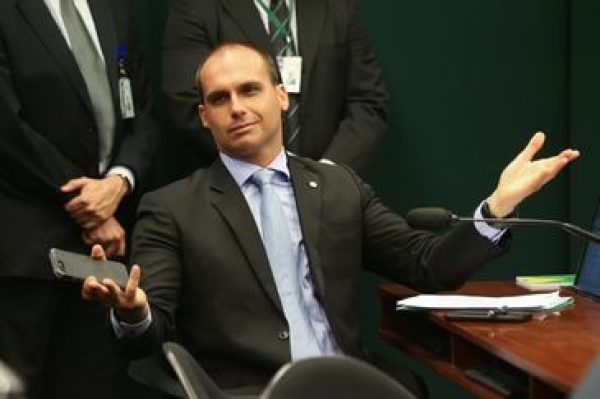 Deputado Eduardo Bolsonaro \u00e9 investigado por amea\u00e7a \u00e0 uma jornalista