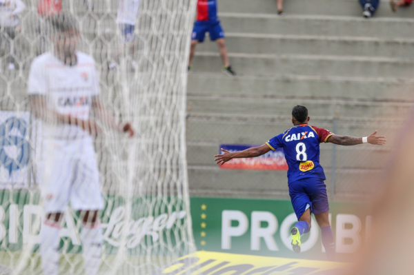 "Alex Santana: um gol e uma bola no travess\u00e3o"
