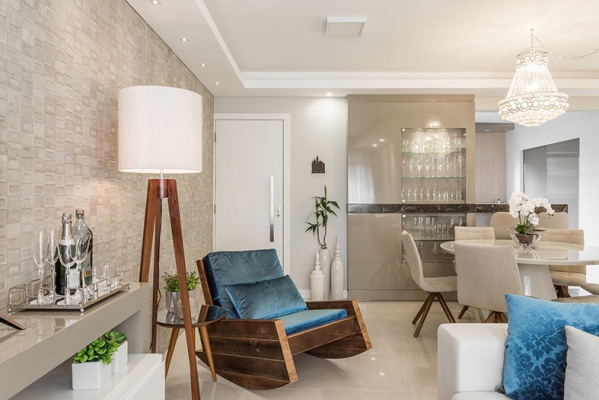 Neste projeto a arquiteta Carolina Portes combinou os estilos cl\u00e1ssico e moderno utilizando lumin\u00e1ria em composi\u00e7\u00e3o com lustre deixando o ambiente mais aconchegante.