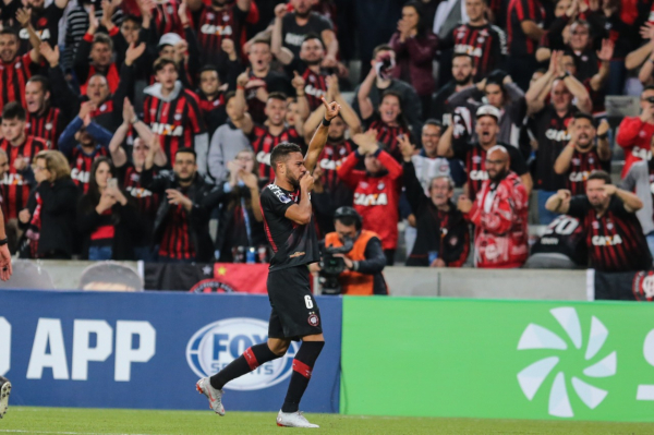 Renan Lodi comemora gol do Atl\u00e9tico sobre o Fluminense