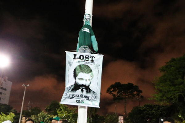 Cartaz contra o presidente Samir Namur, nas proximidades do Couto Pereira