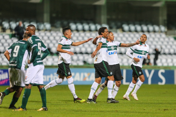 Jogadores do Coritiba comemoram o gol contra o Goi\u00e1s