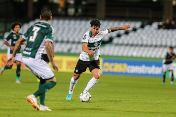"Matheus Bueno: um passe genial para Alecsandro no primeiro tempo"