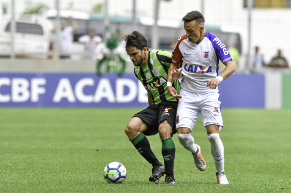 "O ponta Andrey, do Paran\u00e1, disputa lance com Norberto, do Am\u00e9rica: primeiro gol como profissional"