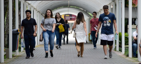 "Alunos do Enem, na PUC: gabarito sair\u00e1 no dia 14"